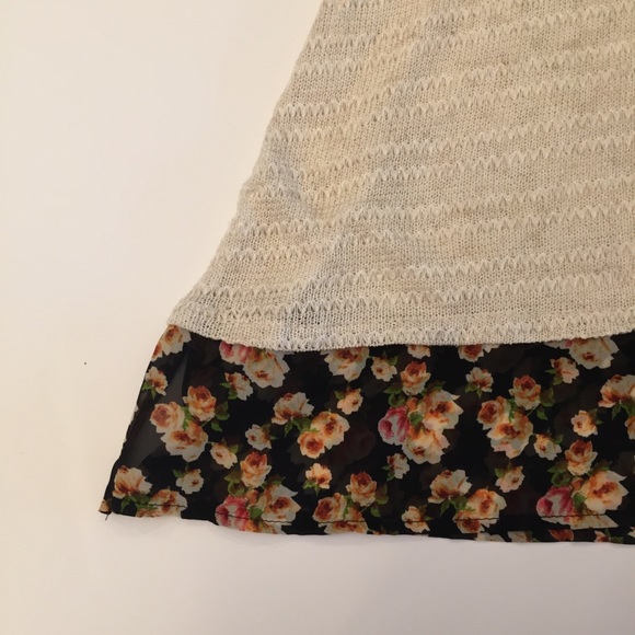 NWT Knit tank top with floral ruffle - Picture 3 of 3